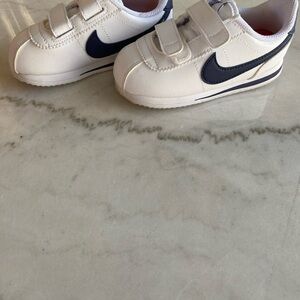 Nike White Kids Sneakers with Navy Swoosh